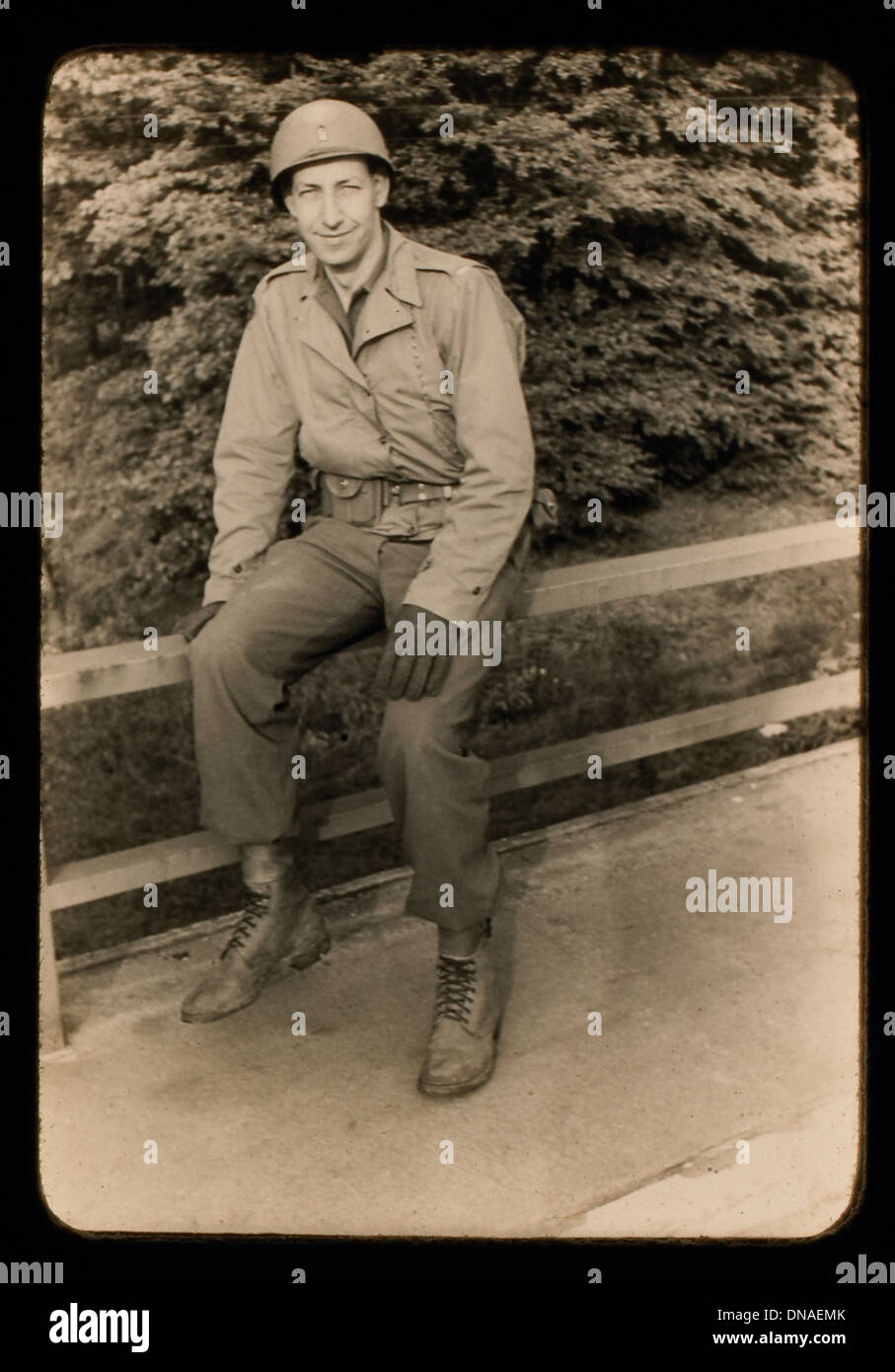 Soldato sorridente seduto sulla ringhiera, ritratto, durante la seconda guerra mondiale, terza divisione dell esercito, noi esercito militare, Europa 1943 Foto Stock
