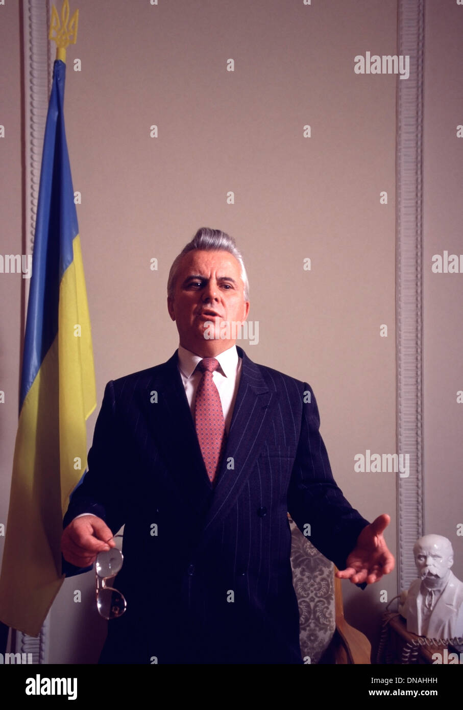 Leonid Kravchuk (Leonid Makarovych Kravchuk,1934-2022) il primo presidente di un'Ucraina indipendente nel suo ufficio all'interno del Palazzo Presidenziale, Kyiv, due mesi prima della fine ufficiale dell'Unione Sovietica nel 1991. Foto Stock