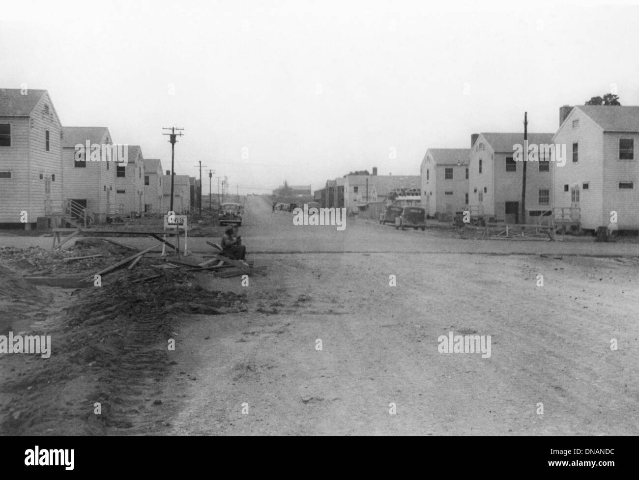 Edifici militari lungo la strada sterrata, durante la seconda guerra mondiale, 2° Battaglione, 389a di fanteria, US Army Base Militare Indiana, USA, 1942 Foto Stock