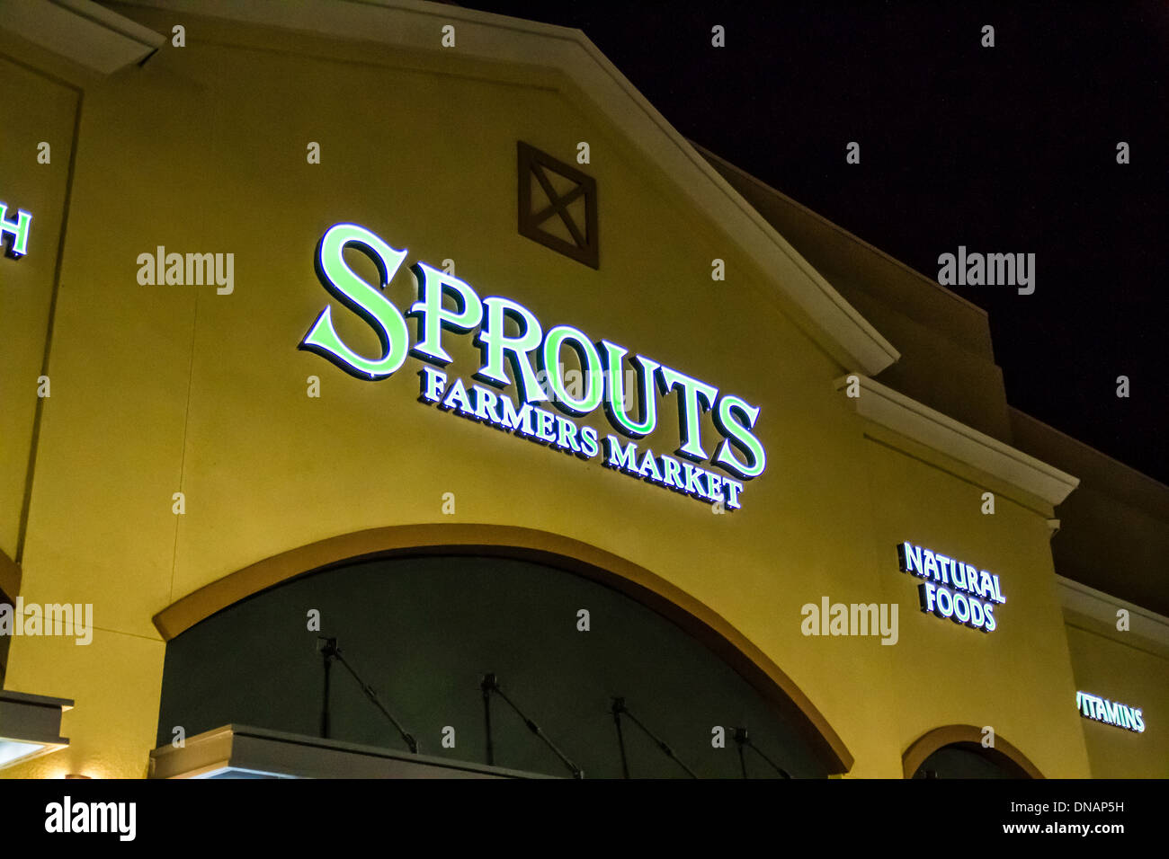 I germogli di un negozio in West Hills California a notte Foto Stock