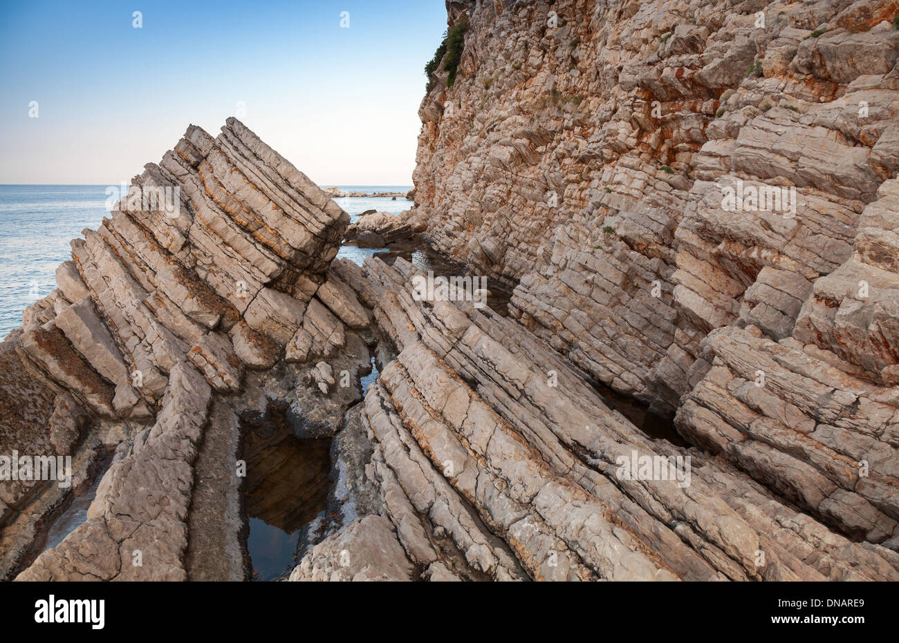 Rocce costiere sul Mare Adriatico costa. Montenegro Foto Stock