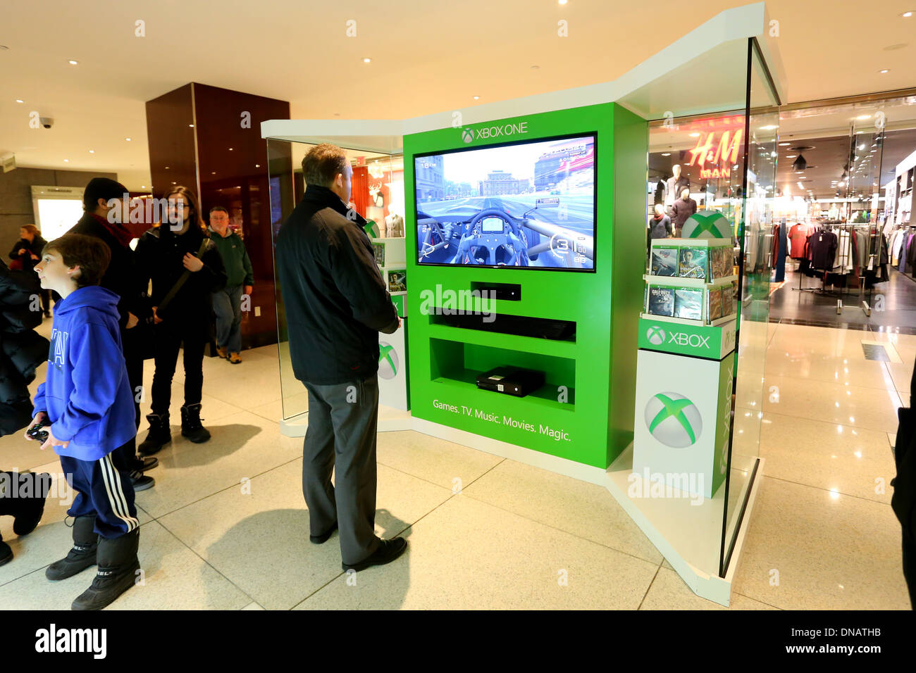 Una persona prova su strada un'unità dimostrativa del sistema di gioco Xbox One in un popup Microsoft nel centro commerciale Time Warner Center, 19 febbraio 2013, New York Foto Stock