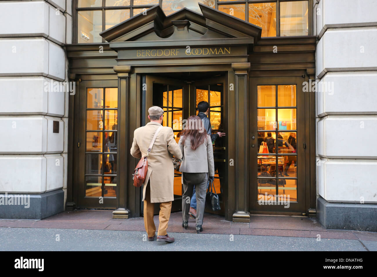 Bergdorf Goodman, 754 Fifth Avenue, New York, NY. persone di entrare in un grande magazzino. Foto Stock
