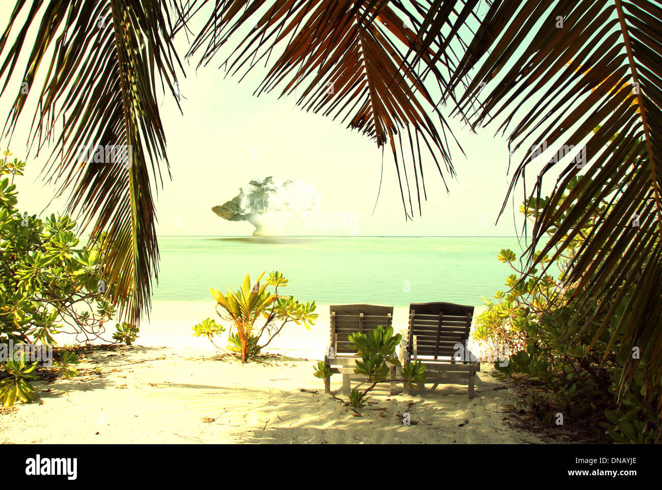 La Bomba atomica all'orizzonte da un'isola tropicale Foto Stock