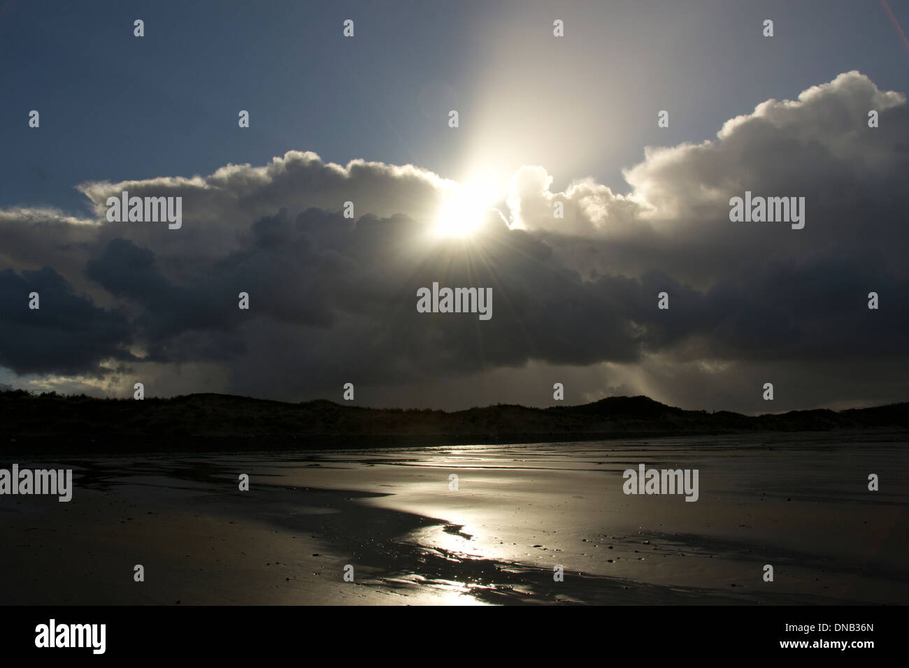 Rottura sole attraverso le nuvole sulla Baia di Broughton, Penisola di Gower, nel Galles del Sud. Foto Stock