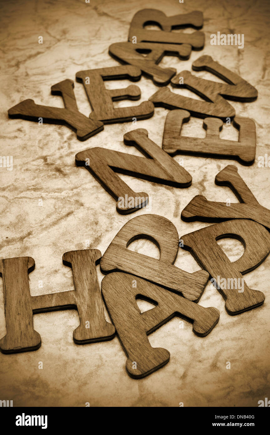 Lettere di legno costituente la frase felice anno nuovo su un sfondo di marmo Foto Stock