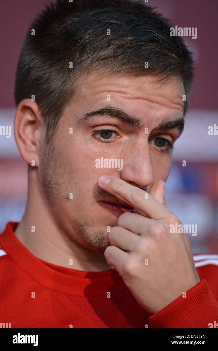 Marrakech, Marocco. Xx Dec, 2013. Philipp Lahm durante una conferenza stampa con FC Bayern Monaco presso lo stadio 'stade de Marrakech " a Marrakech, in Marocco, il 20 dicembre 2013. FC Bayern Monaco avrà luogo il Raja Casablanca nel finale del Club di Coppa del Mondo a 21 dicembre 2013. Foto: DAVID EBENER/dpa/Alamy Live News Foto Stock