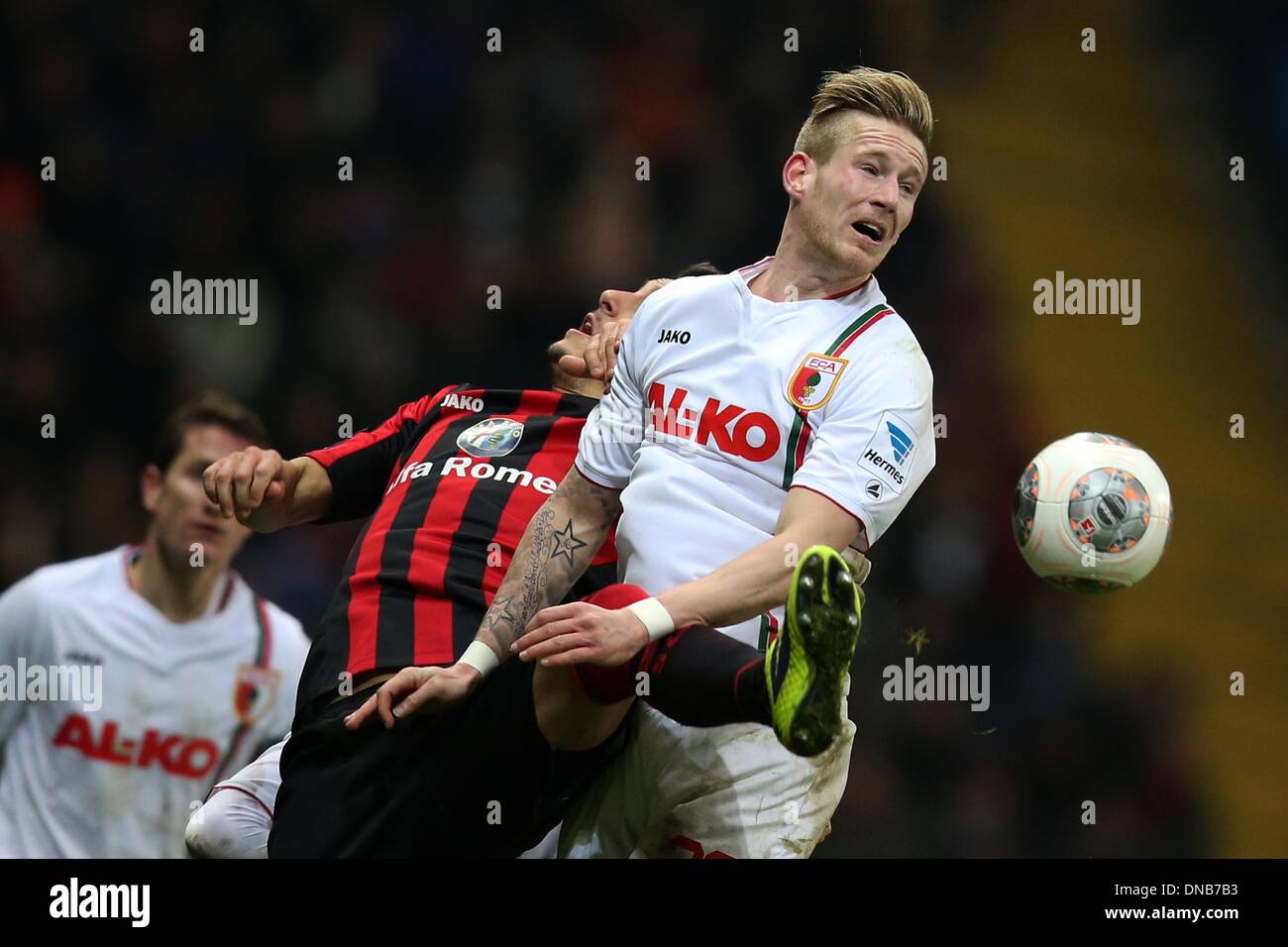 Francoforte sul Meno, Germania. Xx Dec, 2013. Francoforte Joselu del sistema VIES per la palla a Augsburg's Andre Hahn (R) durante la Bundesliga tedesca match tra Eintracht Francoforte e FC Augsburg a Commerzbank Arena di Francoforte sul Meno, Germania, 20 dicembre 2013. Foto: FREDRIK VON ERICHSEN/dpa/Alamy Live News Foto Stock