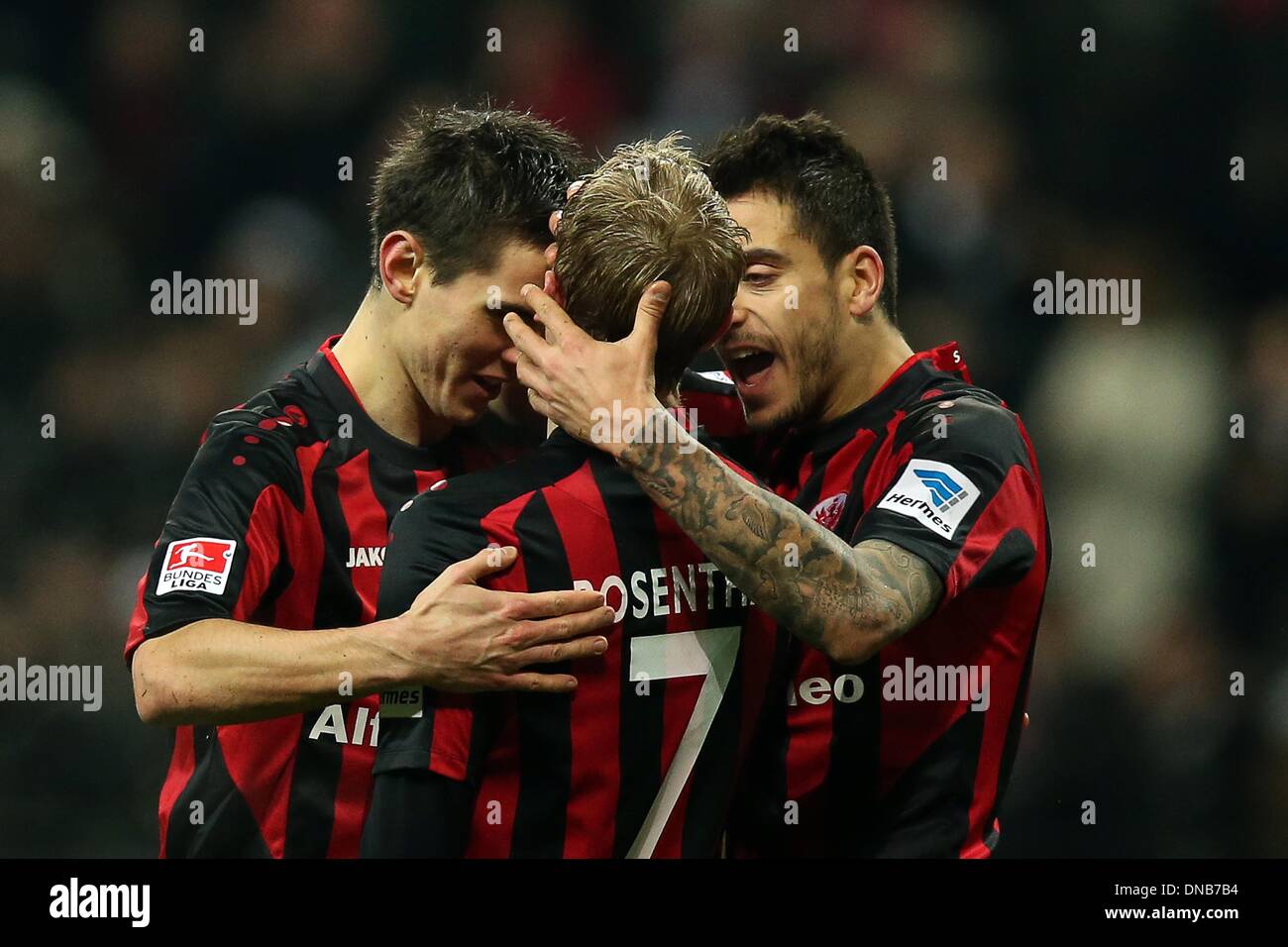 Francoforte sul Meno, Germania. Xx Dec, 2013. Francoforte è Jan Rosenthal (R) celebra il suo obiettivo 1-1 con Johannes Flum (L) e Joselu durante la Bundesliga tedesca match tra Eintracht Francoforte e FC Augsburg a Commerzbank Arena di Francoforte sul Meno, Germania, 20 dicembre 2013. Foto: FREDRIK VON ERICHSEN/dpa/Alamy Live News Foto Stock