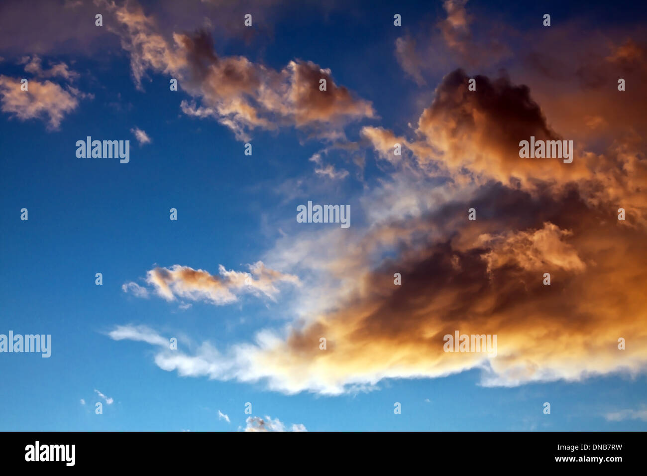 Alcune nuvole temporalesche è entrato nel cielo luminoso Foto Stock