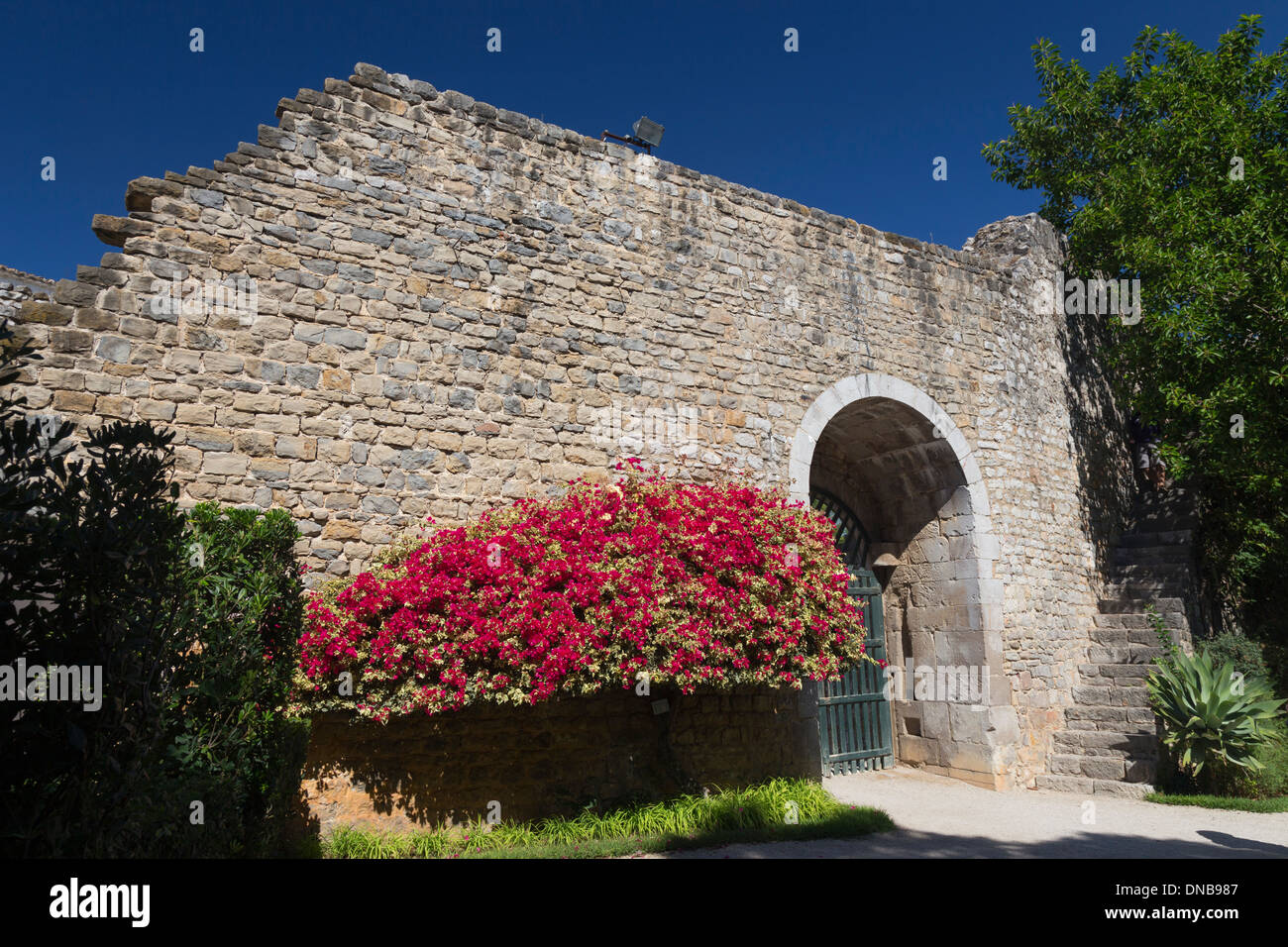 Tavira delle mura del castello e ad arco, Tavira, Algarve, PORTOGALLO Foto Stock