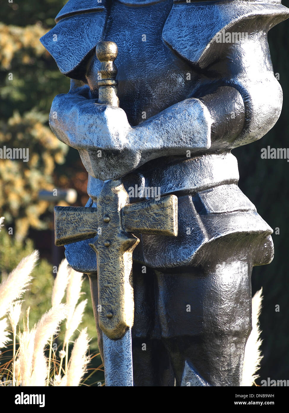 Statua di spadaccino cavaliere in armatura completa in piedi nella parte anteriore del museo Foto Stock