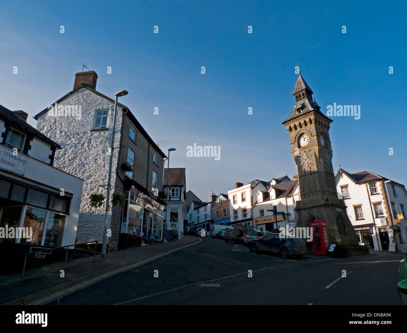 Una vista della torre dell'orologio e gli edifici della Piazza su High Street in Knighton Powys Wales UK KATHY DEWITT Foto Stock