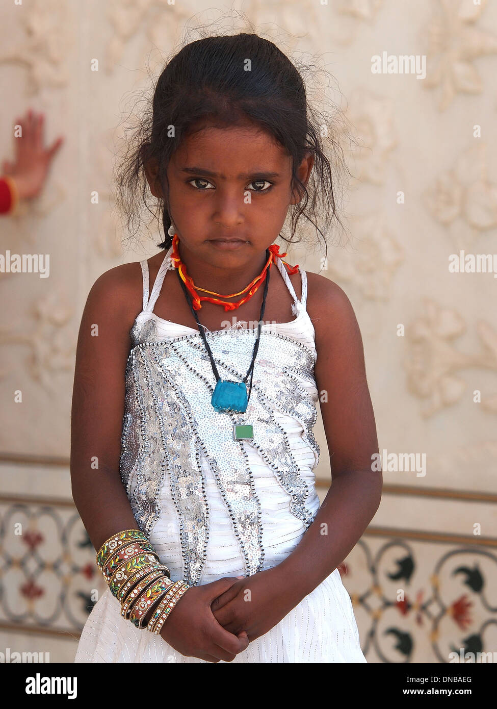 Giovane ragazza nepalese in abito bianco Foto Stock