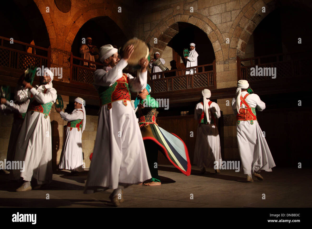 Dervisci Rotanti-Sufi dance show al Cairo . Foto Stock