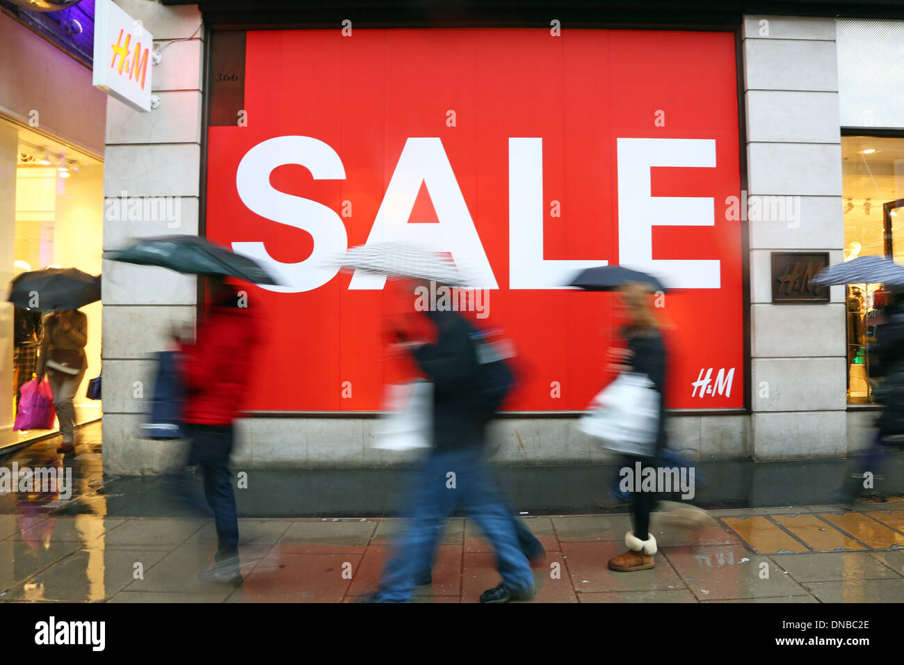 Londra, Regno Unito. 21 dic 2013. Xmas agli acquirenti con ombrelloni braved la pioggia per approfittare delle pre-vendite di Natale e last minute shopping rush in Oxford Street a Londra, Inghilterra Credito: Paul Brown/Alamy Live News Foto Stock