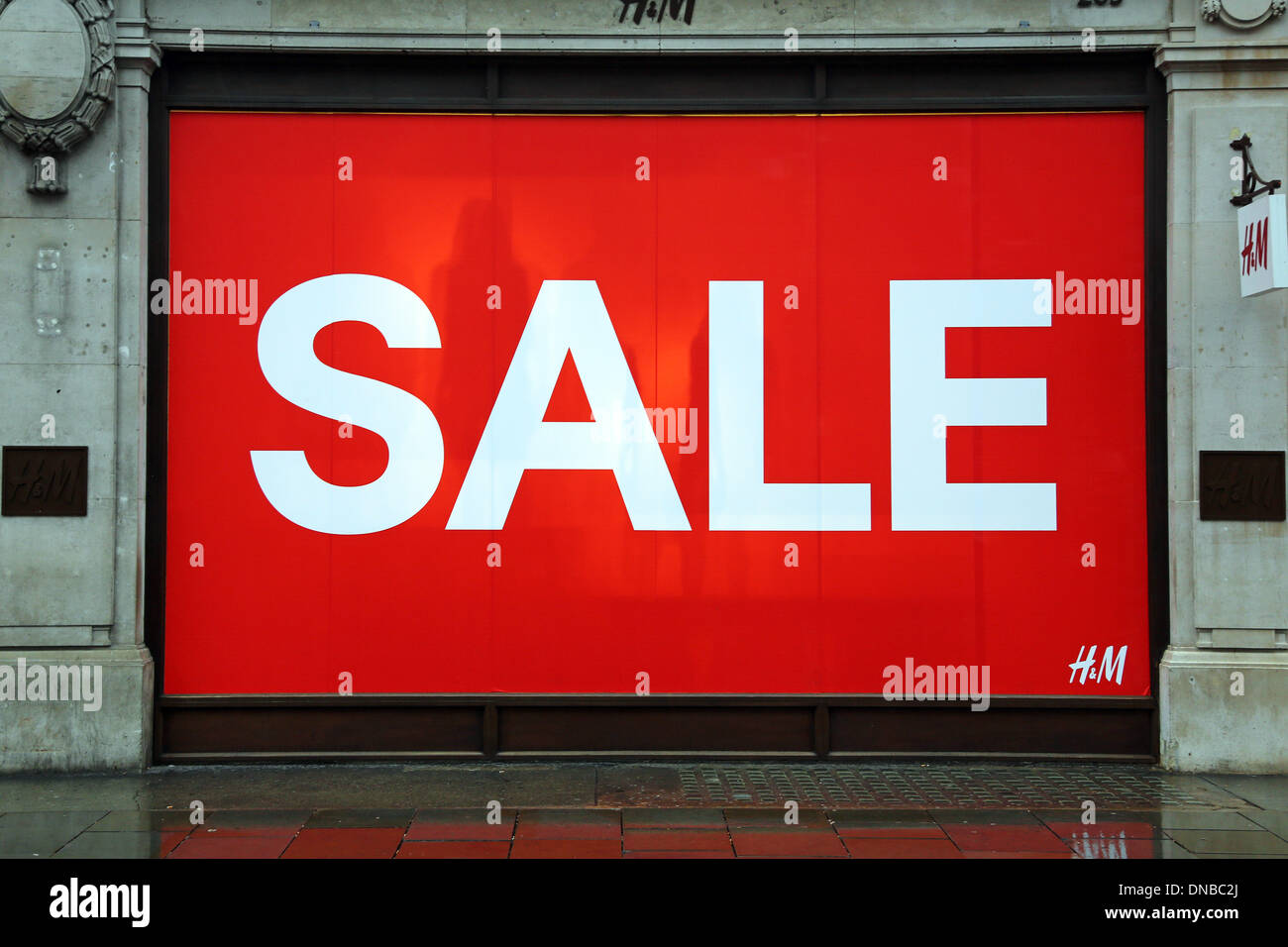 Londra, Regno Unito. 21 dic 2013. Xmas agli acquirenti con ombrelloni braved la pioggia per approfittare delle pre-vendite di Natale e last minute shopping rush in Oxford Street a Londra, Inghilterra Credito: Paul Brown/Alamy Live News Foto Stock