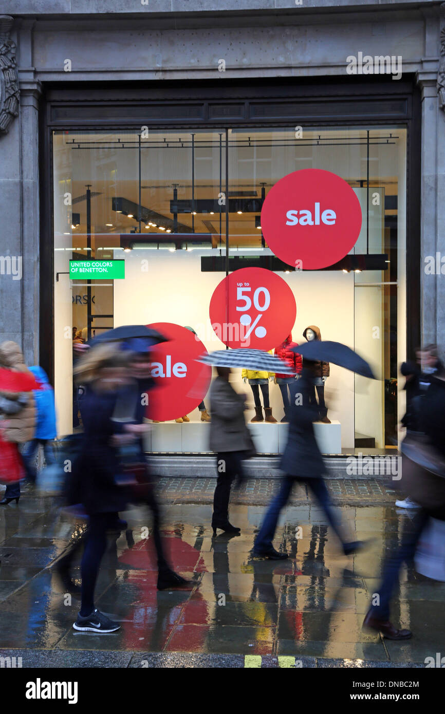 Londra, Regno Unito. 21 dic 2013. Xmas agli acquirenti con ombrelloni braved la pioggia per approfittare delle pre-vendite di Natale e last minute shopping rush in Oxford Street a Londra, Inghilterra Credito: Paul Brown/Alamy Live News Foto Stock
