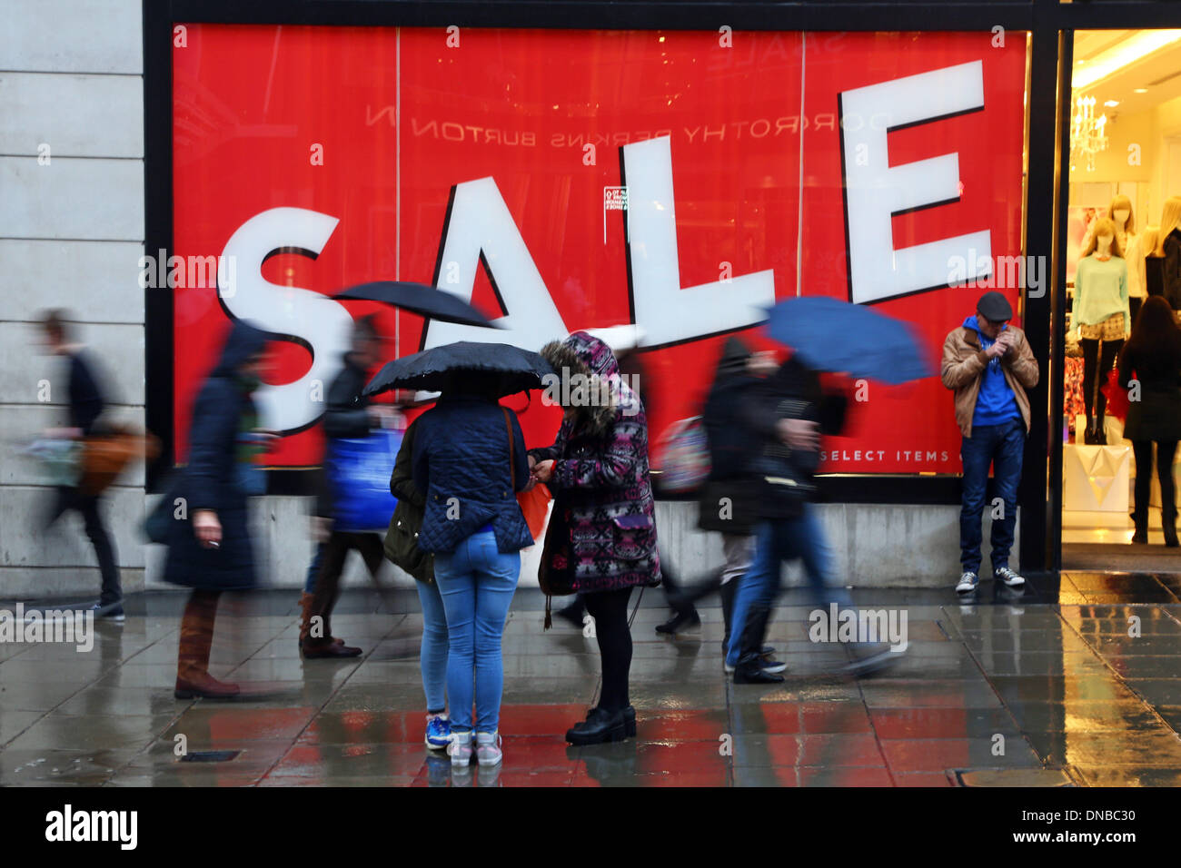 Londra, Regno Unito. 21 dic 2013. Xmas agli acquirenti con ombrelloni braved la pioggia per approfittare delle pre-vendite di Natale e last minute shopping rush in Oxford Street a Londra, Inghilterra Credito: Paul Brown/Alamy Live News Foto Stock