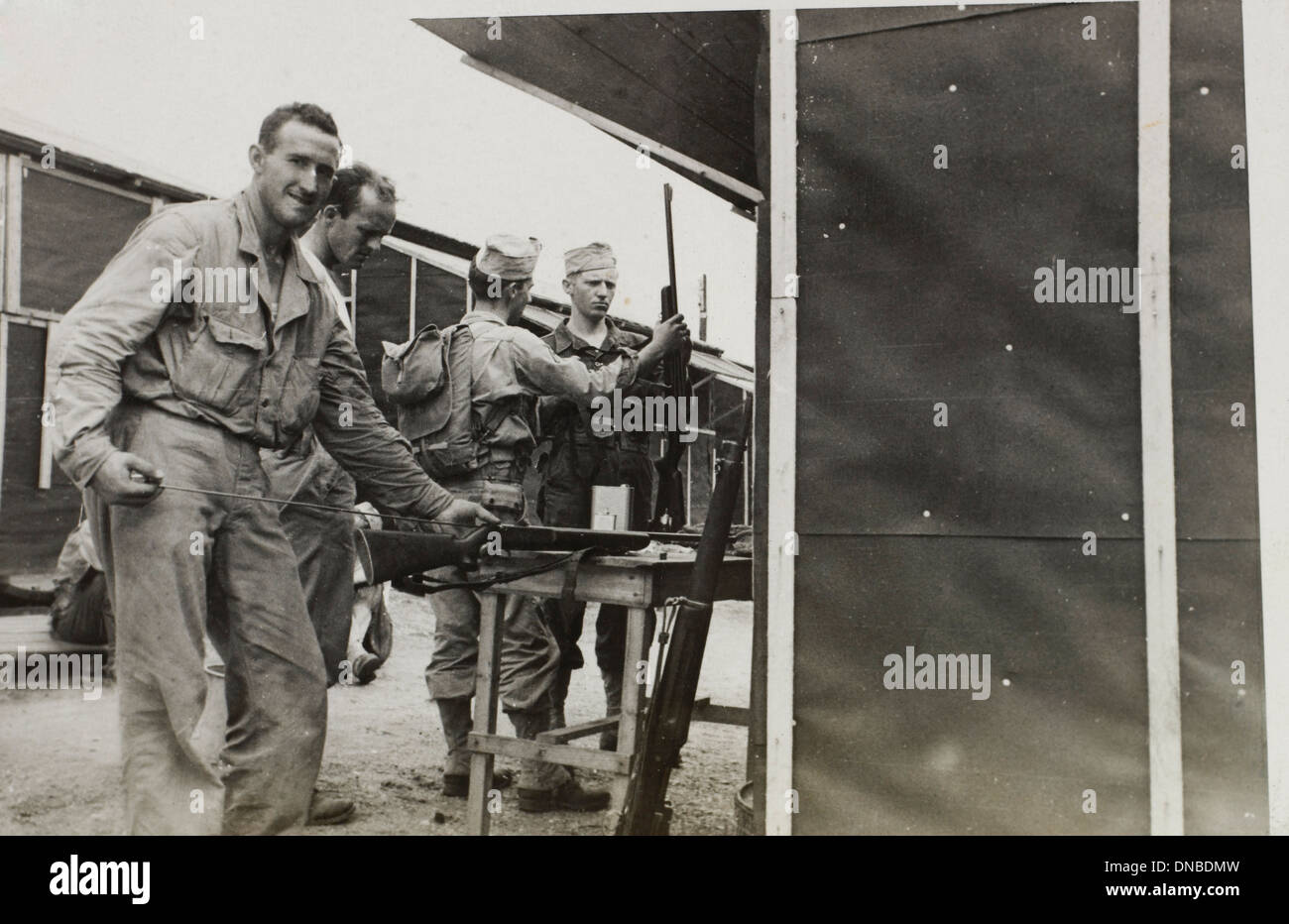 Soldati fucili di pulizia, durante la seconda guerra mondiale, 2° Battaglione, 389a di fanteria, US Army Base Militare Indiana, USA, 1942 Foto Stock