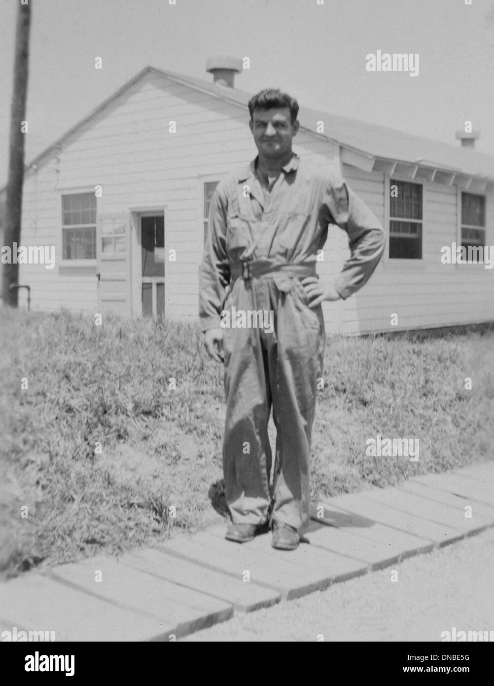 Ritratto di soldato vicino edificio militare, durante la seconda guerra mondiale, HQ 2° Battaglione, 389a di fanteria, US Army base militare, Indiana, USA, 1942 Foto Stock