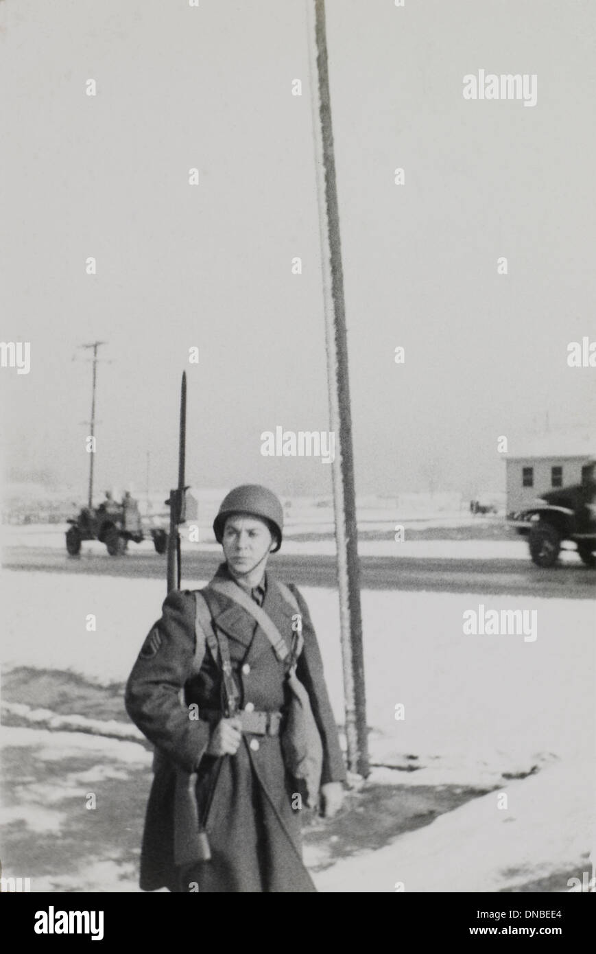 Soldato in uniforme con un fucile, ritratto, durante la seconda guerra mondiale, HQ 2° Battaglione, 389a di fanteria, US Army base militare, Indiana, USA, 1942 Foto Stock