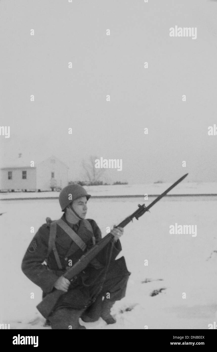 Militare in uniforme in ginocchio di neve con un fucile e baionetta, ritratto, durante la seconda guerra mondiale, US Army base militare, Indiana, USA, 1942 Foto Stock