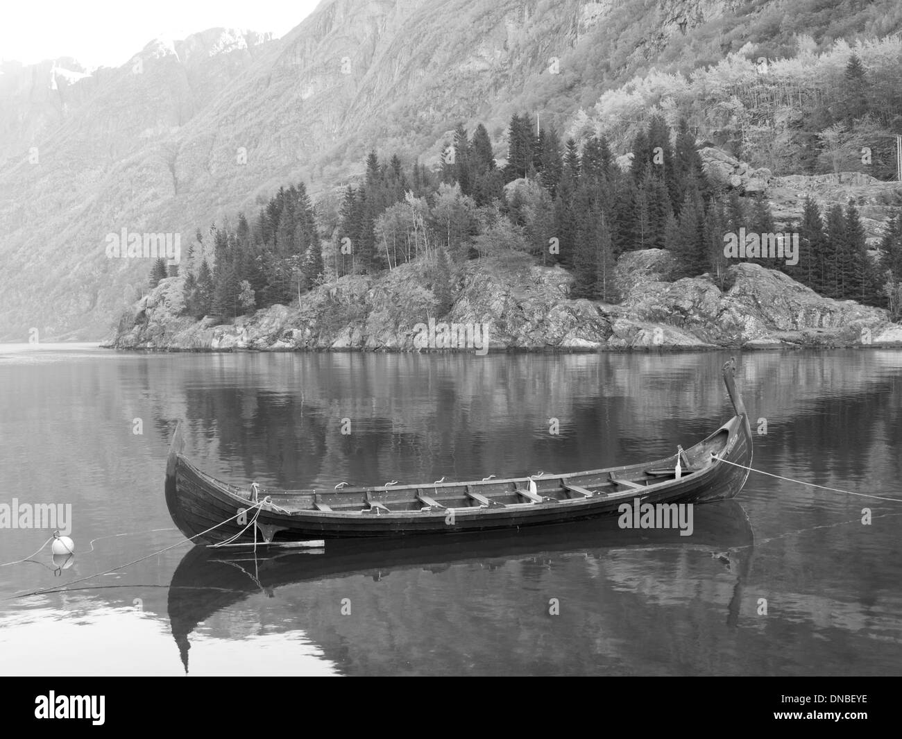 Una fotografia in bianco e nero di un tradizionale Viking canotto sul Naerøyfjord vicino a Gudvangen, Norvegia. Foto Stock