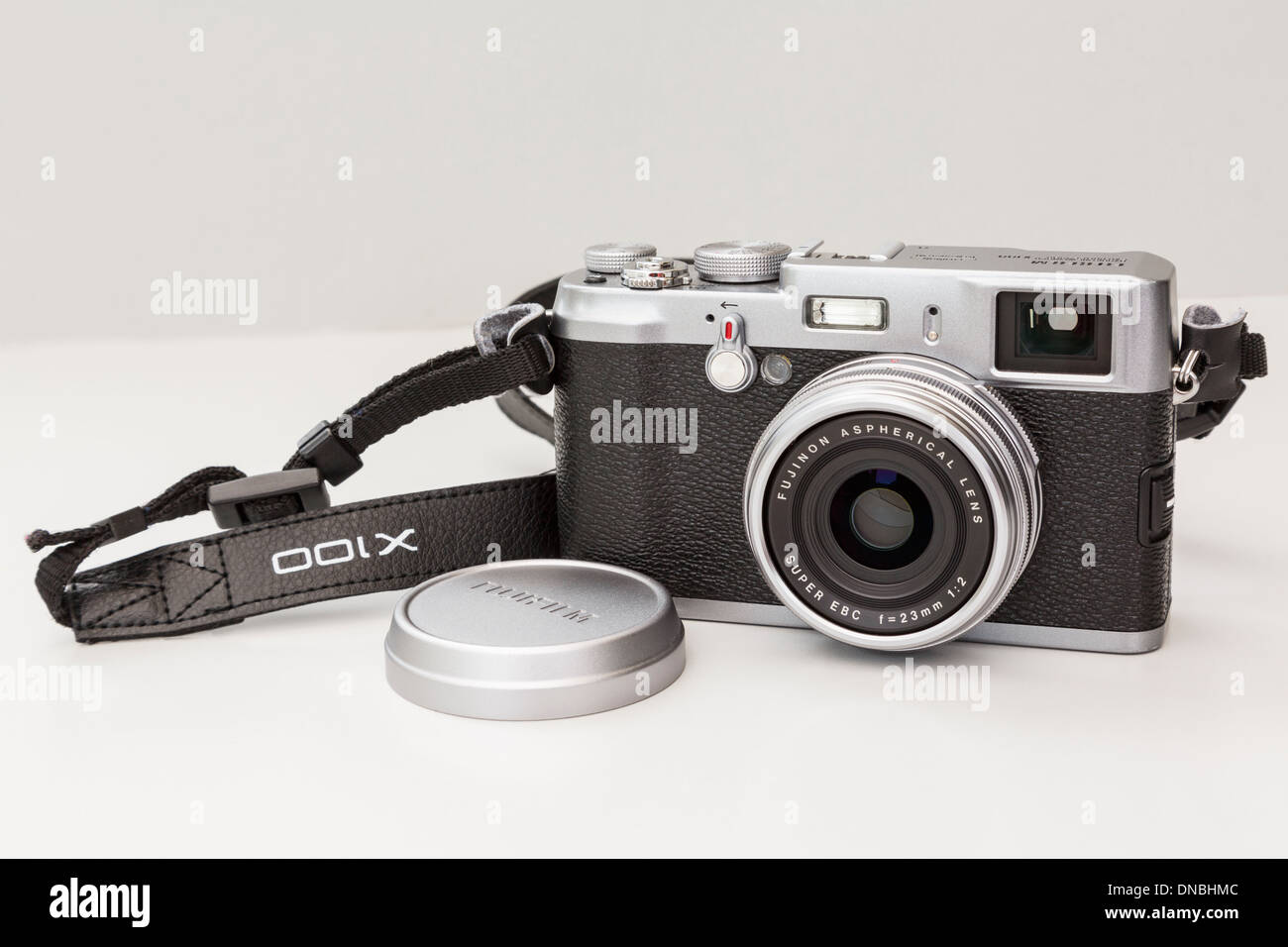 Fujifilm X100 tradizionale stile retrò fotocamera digitale compatta con una lente fissa. Foto Stock