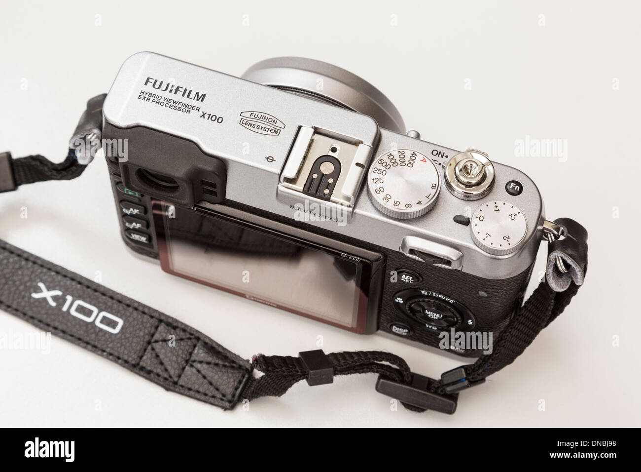 Fujifilm X100 tradizionale stile retrò fotocamera digitale compatta piastra superiore con quadranti Foto Stock