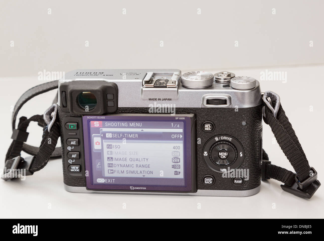 Fujifilm X100 retrò fotocamera digitale compatta attivato con display LCD posteriore che mostra menu e Made in Japan label Foto Stock