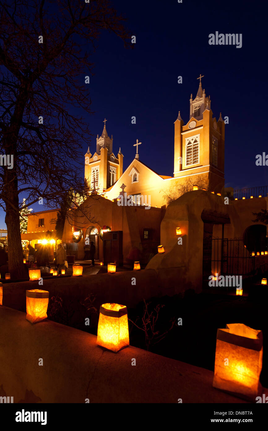 San Felipe de Neri Chiesa e luminarias (farolitos) alla vigilia di Natale, Old Town Albuquerque, Nuovo Messico USA Foto Stock