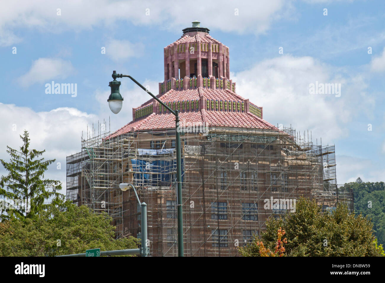 Downtown Asheville municipio edificio in fase di ristrutturazione è irto di costruzione ponteggi Foto Stock