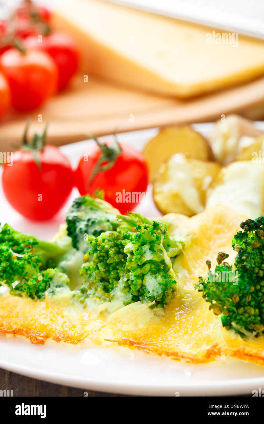Broccoli al gratin con formaggio e patate al forno Foto Stock