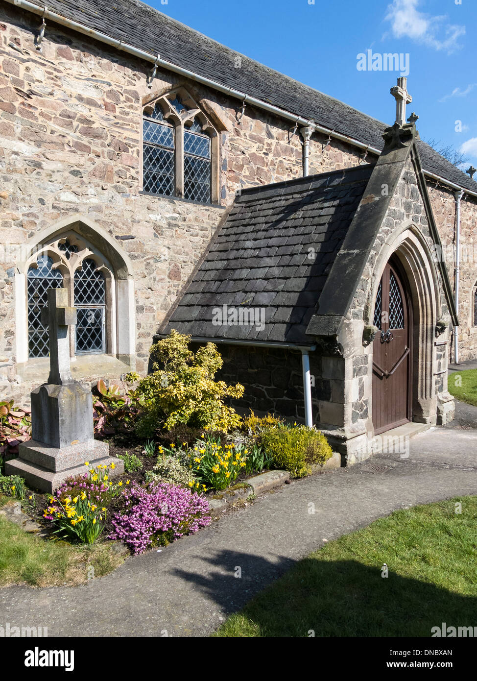 Ingresso porticato e letto di fiori, tutti i santi della chiesa del villaggio, Newtown Linford, Leicestershire, England, Regno Unito Foto Stock