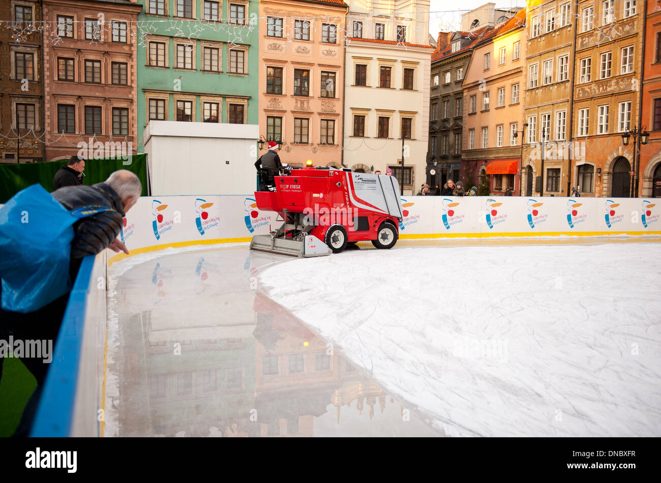 Uomo alla guida di red macchina anche pista di pattinaggio su ghiaccio Foto Stock
