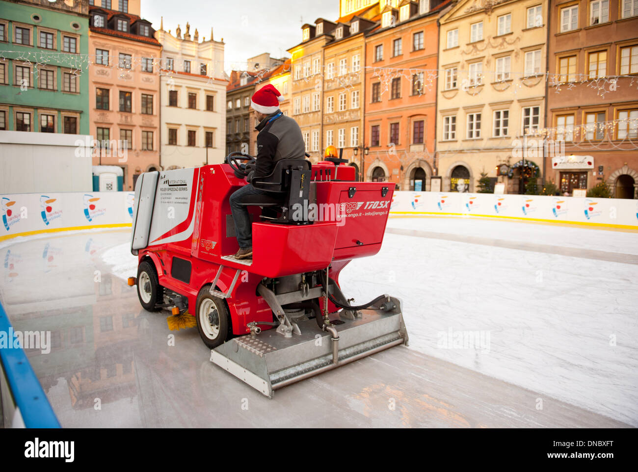 Uomo sulla macchina rossa anche pista di pattinaggio su ghiaccio nella Città Vecchia Foto Stock