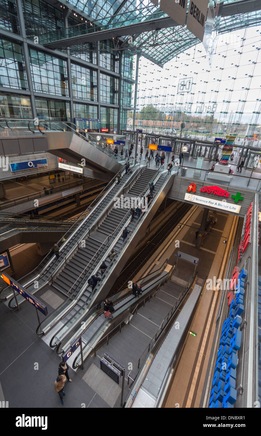 Berlino stazione ferroviaria guardando verso il basso in corrispondenza di scale mobili e la s bahn linea Foto Stock