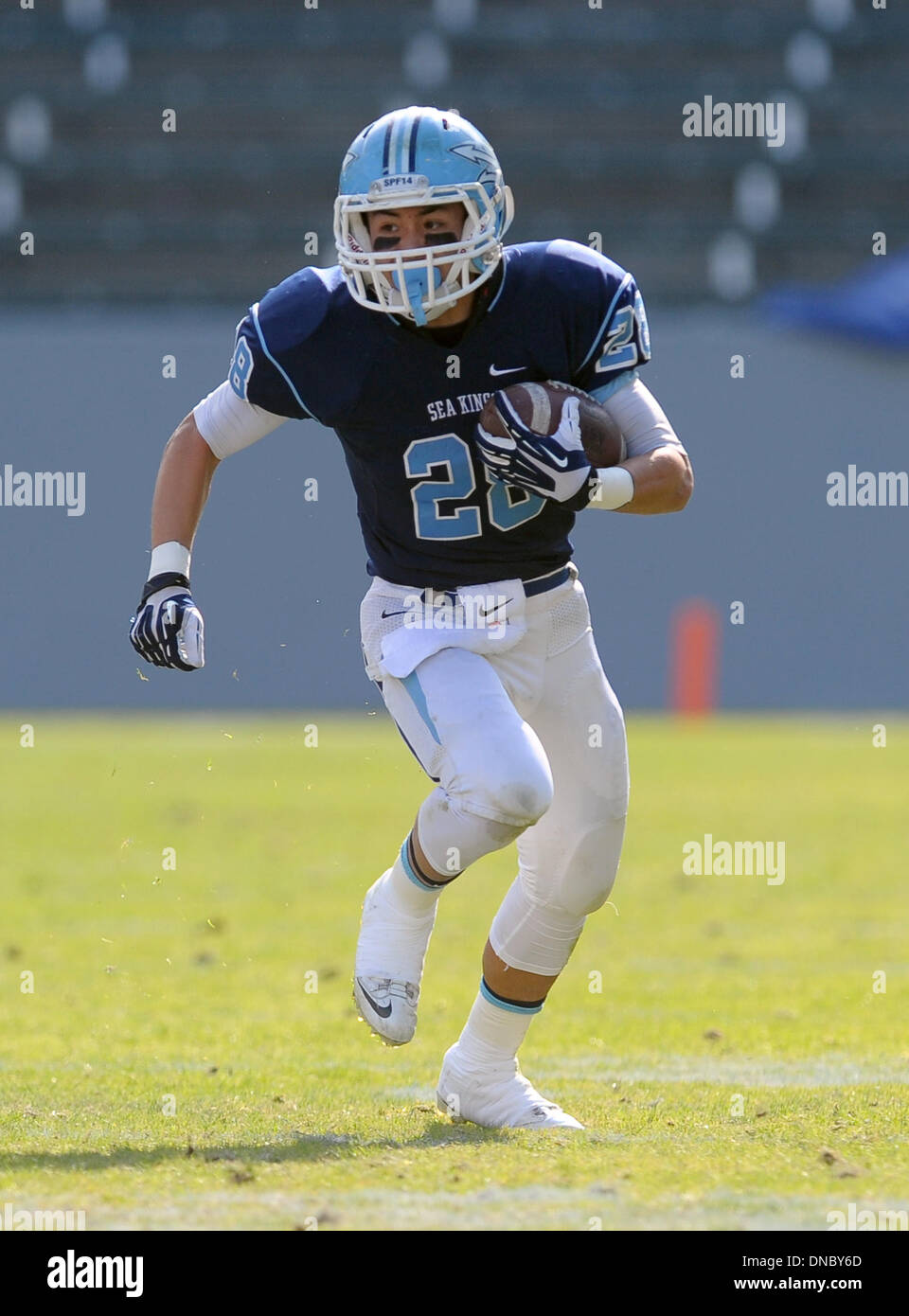 Carson, California, Stati Uniti d'America. Xxi Dec, 2013. Dicembre 21, 2013 Carson, CA. Corona del Mar Mare Kings running back Anthony Battista #28 porta la palla in CIF Divisione Stato 3 Campionato Bowl gioco tra il Sacro Cuore Prep Gator e la Corona del Mar Mare Re al fuso a snodo mozzo Center di Carson, CA. David cofano/CSM. © csm/Alamy Live News Foto Stock