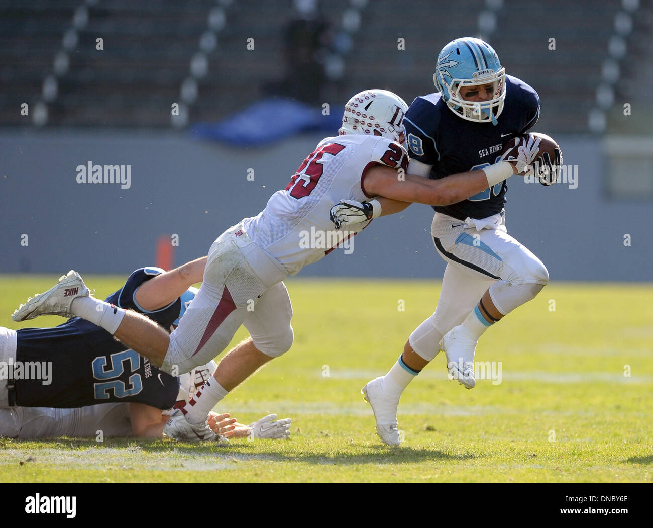 Carson, California, Stati Uniti d'America. Xxi Dec, 2013. Dicembre 21, 2013 Carson, CA. Corona del Mar Mare Kings running back Anthony Battista #28 porta la palla e viene affrontato dal Sacro Cuore Gator Prep Ben Burr-Kirven #25 in stato di CIF 3 Divisione Campionato Bowl gioco tra il Sacro Cuore Prep Gator e la Corona del Mar Mare Re al fuso a snodo mozzo Center di Carson, CA. David cofano/CSM. © csm/Alamy Live News Foto Stock