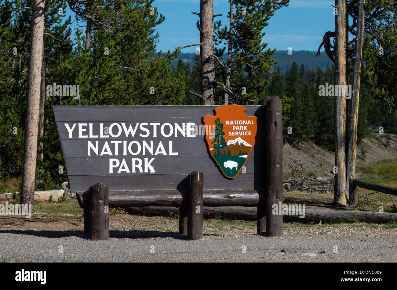 Ingresso in legno segno eretta dal National Park Service all'entrata sud del Parco Nazionale di Yellowstone. Il Wyoming Foto Stock