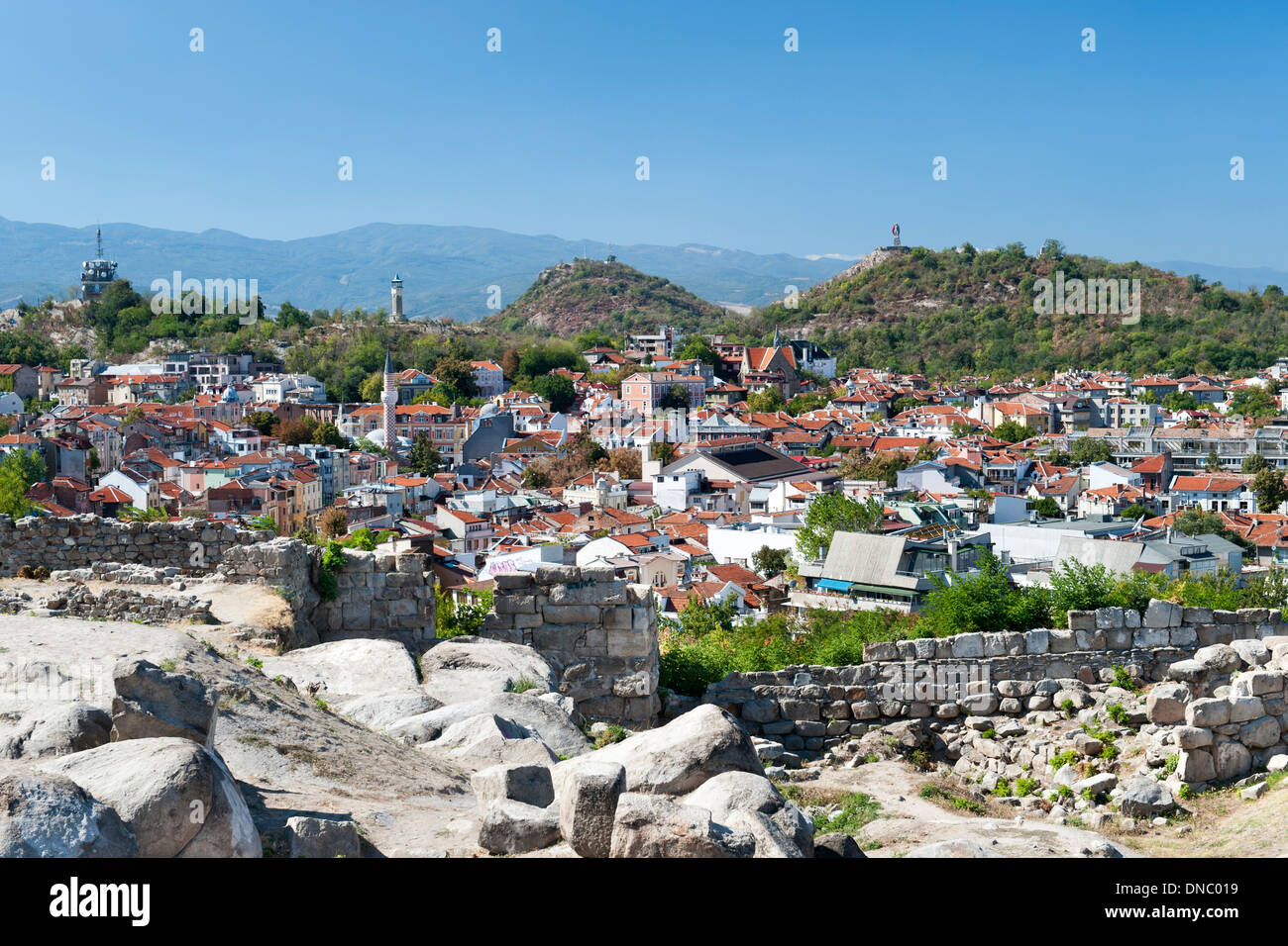 Vista dai bastioni della antica fortezza sulla collina di Nebet nella città vecchia di Plovdiv, la seconda città più grande della Bulgaria. Foto Stock