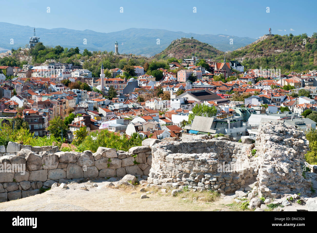 Vista dai bastioni della antica fortezza sulla collina di Nebet nella città vecchia di Plovdiv, la seconda città più grande della Bulgaria. Foto Stock