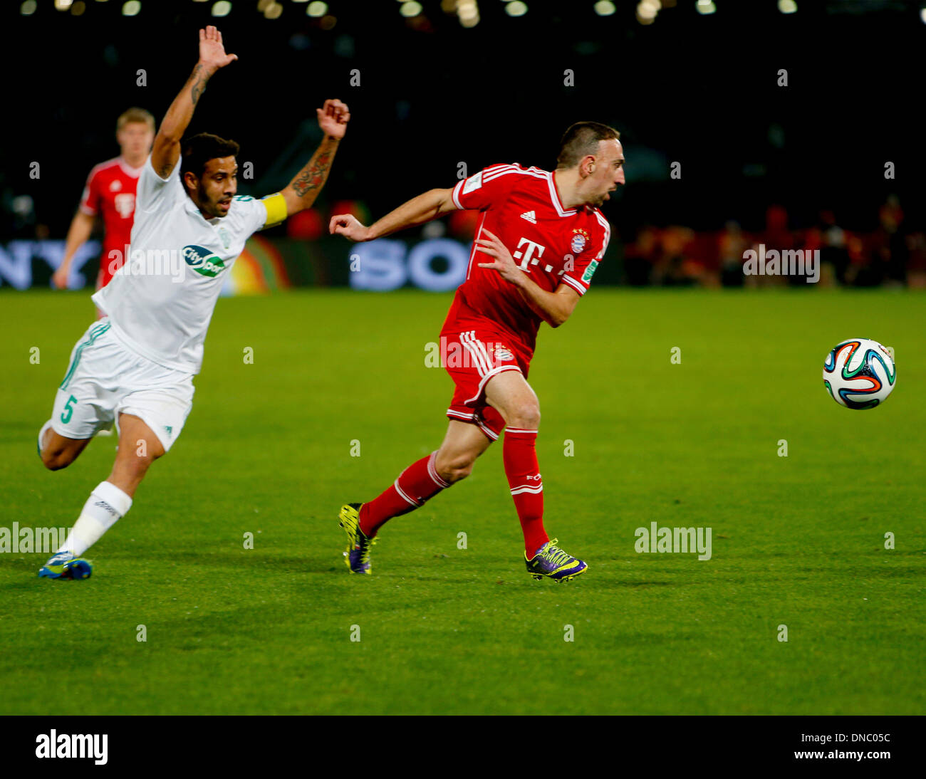 Marrakech , Marocco. Xxi Dec, 2013. Frank RIBERY beats Mohsine MOUTAOUALI durante il FIFA Club World Cup gioco finale tra Bayern Monaco e Raja Casablanca da Marrakech Stadium. Credito: Azione Sport Plus/Alamy Live News Foto Stock