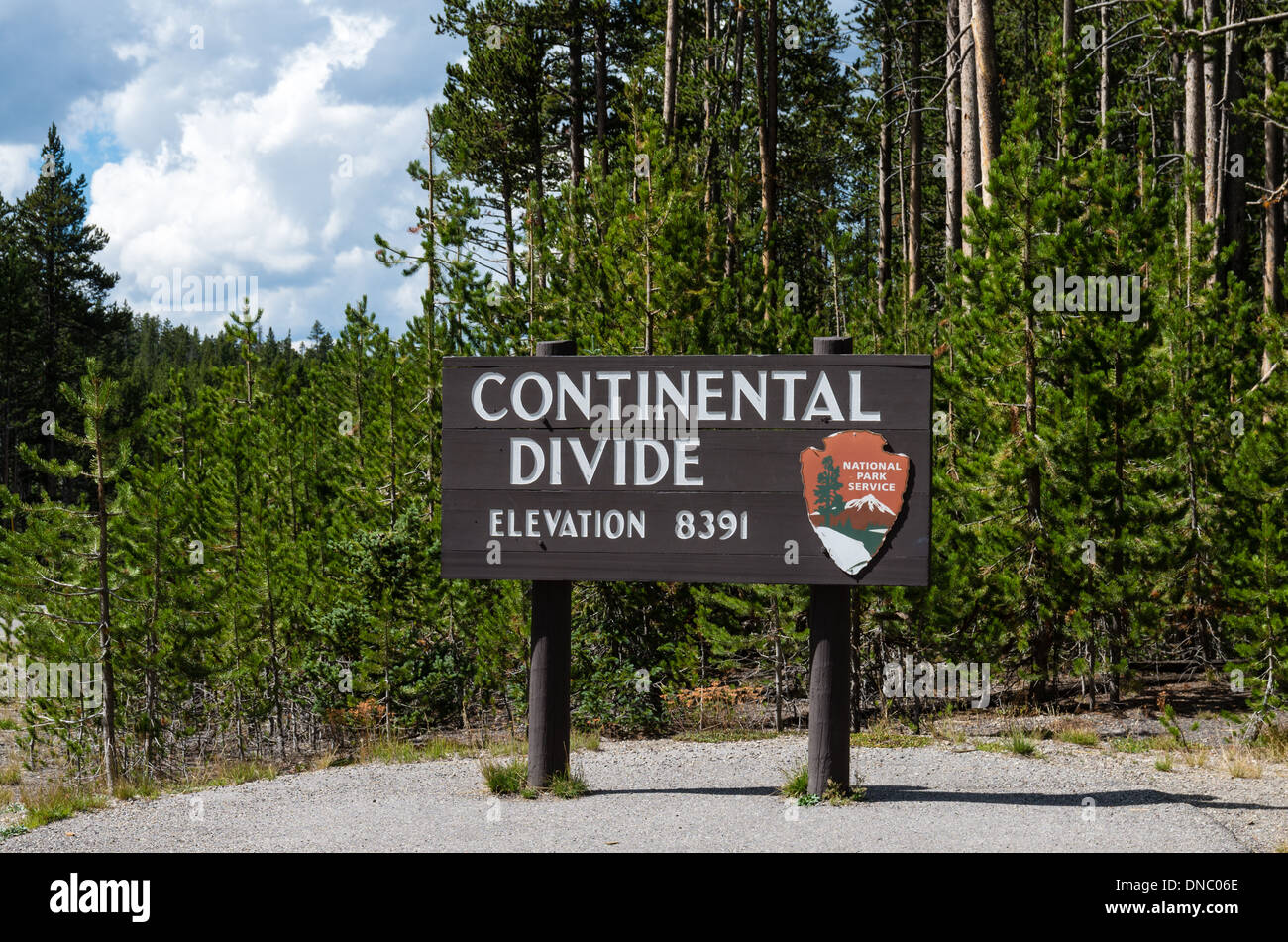 Segno indicante il Continental Divide su Grand Loop Road nel Parco Nazionale di Yellowstone Wyoming Foto Stock