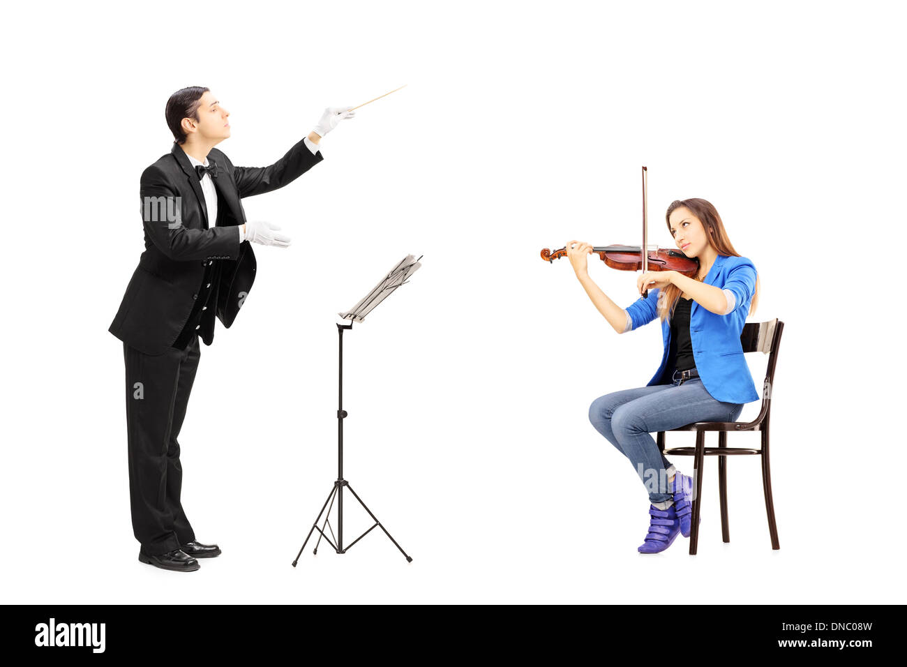 Voce maschile orchestra dirigere una donna suona il violino Foto Stock