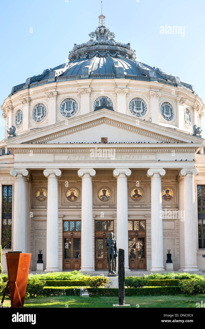 L'Ateneo Rumeno, una sala concerti e punto di riferimento nel centro di Bucarest, la capitale della Romania. Esso è stato inaugurato nel 1888. Foto Stock