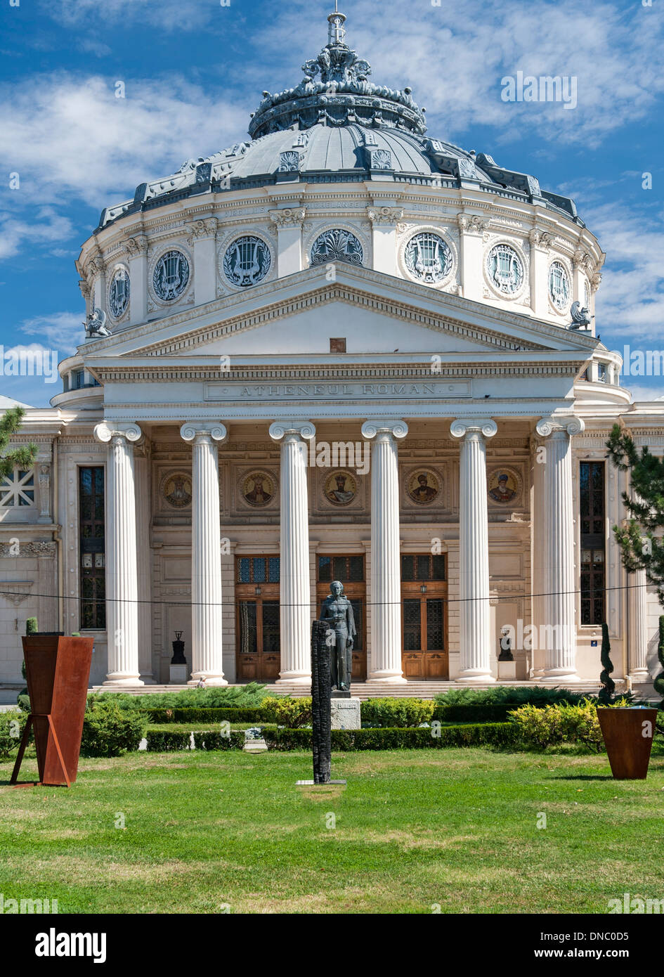 L'Ateneo Rumeno, una sala concerti e punto di riferimento nel centro di Bucarest, la capitale della Romania. Esso è stato inaugurato nel 1888. Foto Stock