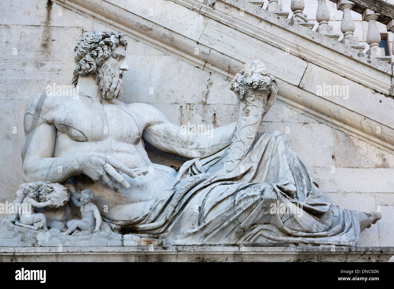 Statua reclinata del fiume Tevere Dio sul colle del Campidoglio a Roma, Italia Foto Stock