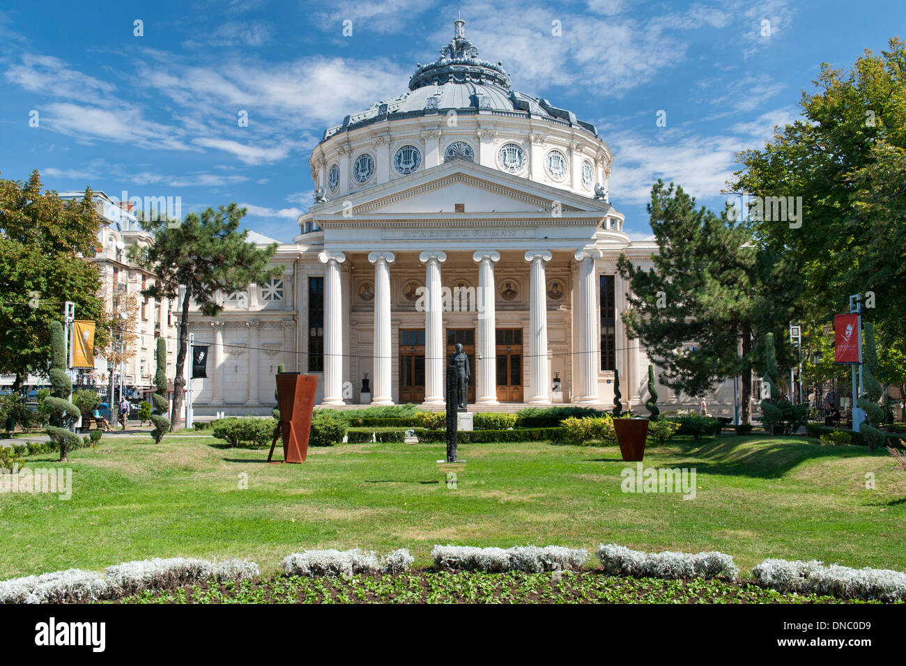 L'Ateneo Rumeno, una sala concerti e punto di riferimento nel centro di Bucarest, la capitale della Romania. Esso è stato inaugurato nel 1888. Foto Stock